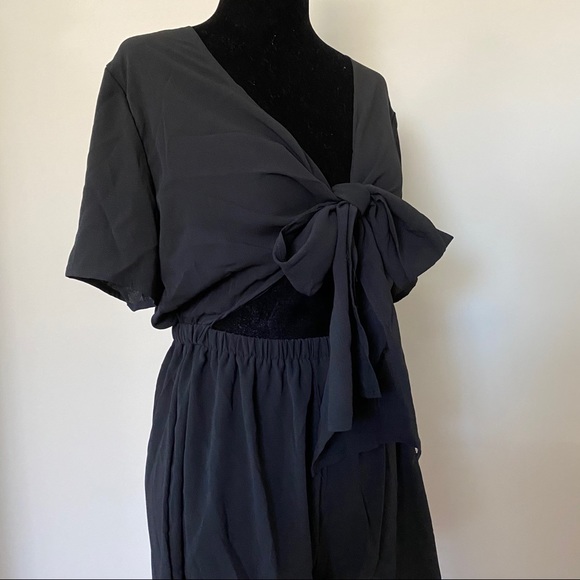 Front bow tie short sleeve romper - Picture 3 of 7